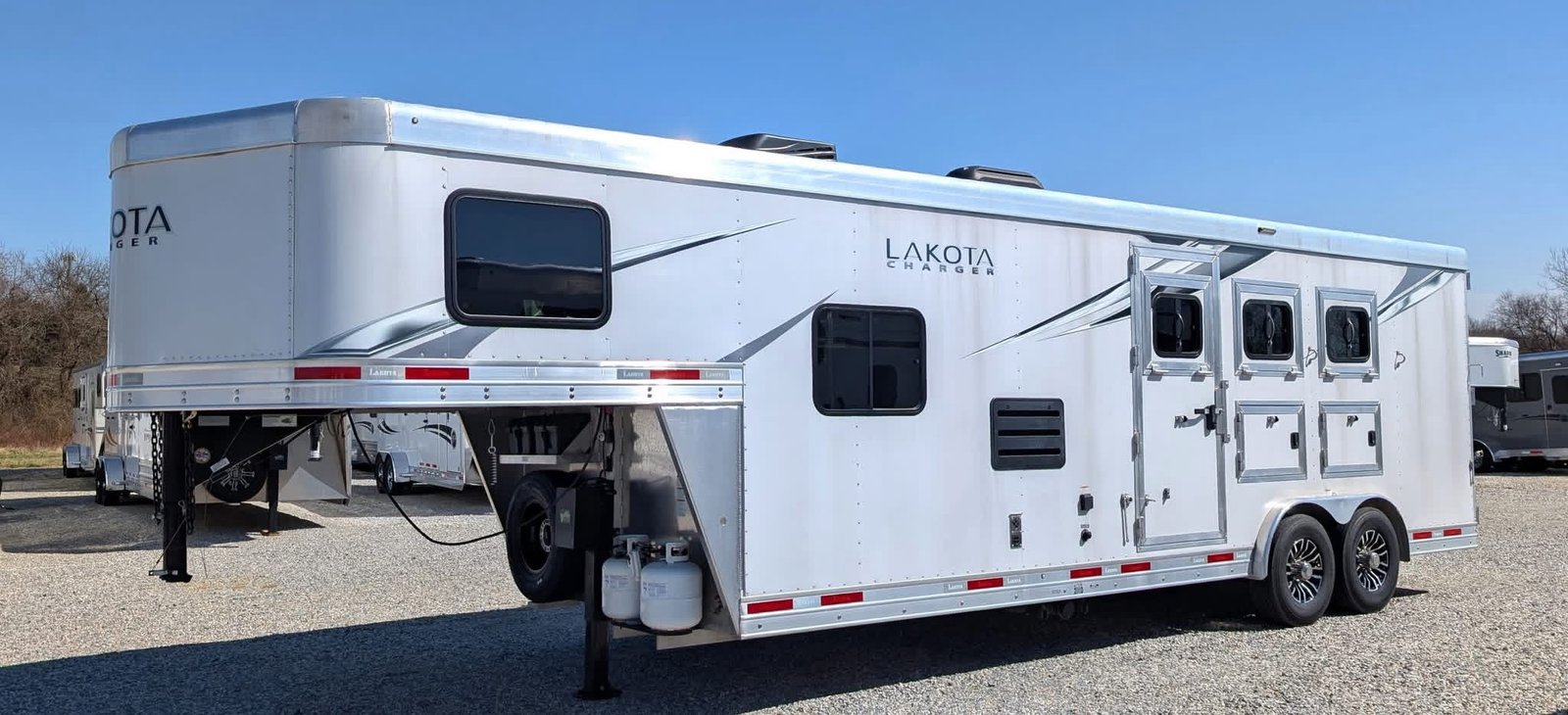 BARELY USED 2022 Lakota Charger 3H-9LQ in EXCELLENT condition - Image 16