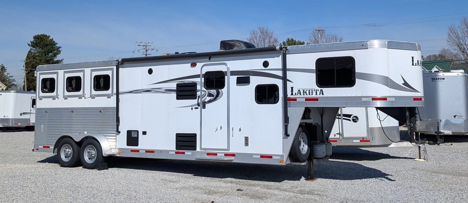 2016 Lakota Charger 3-Horse Slant Load with 11’ Living Quarters