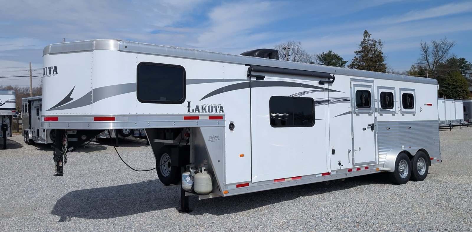 2016 Lakota Charger 3-Horse Slant Load with 11’ Living Quarters - Image 14