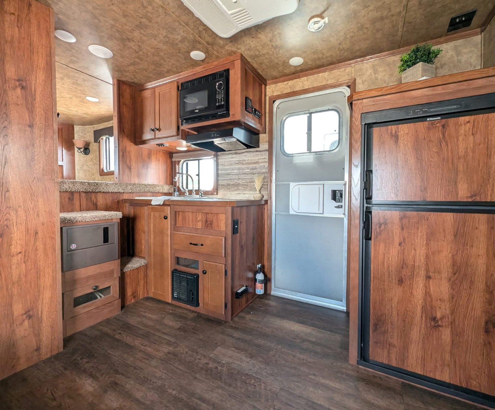 2016 Lakota Charger 3-Horse Slant Load with 11’ Living Quarters - Image 7