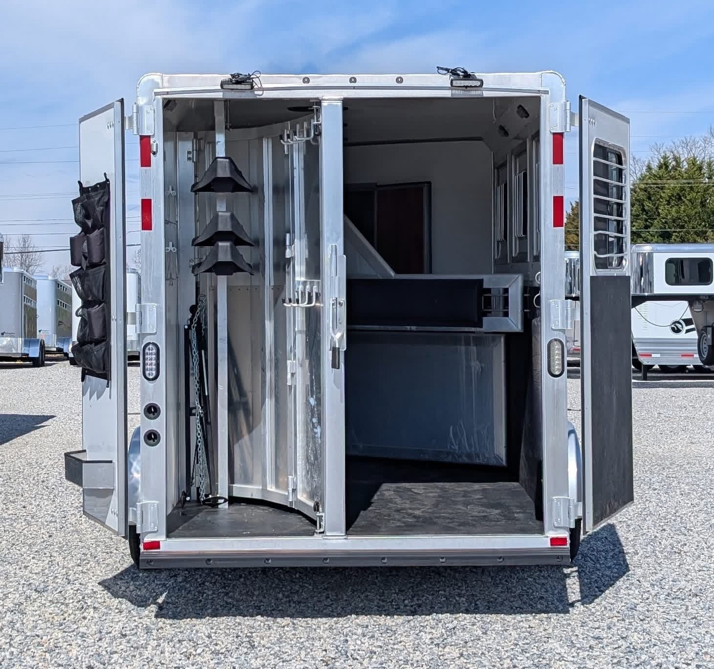 2016 Lakota Charger 3-Horse Slant Load with 11’ Living Quarters - Image 12