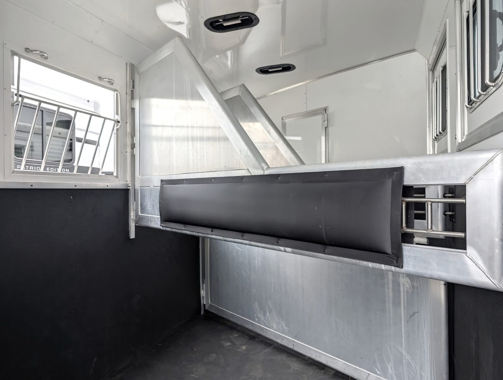 2016 Lakota Charger 3-Horse Slant Load with 11’ Living Quarters - Image 11