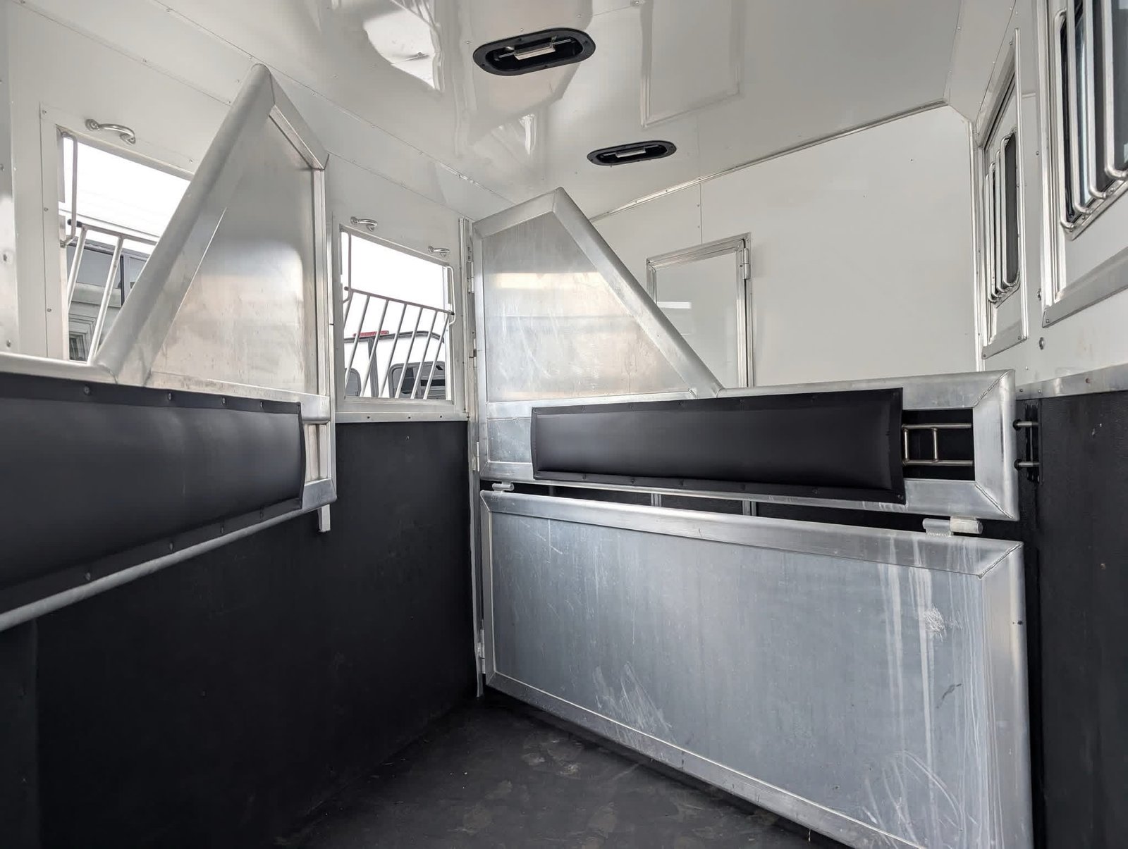 2016 Lakota Charger 3-Horse Slant Load with 11’ Living Quarters - Image 10