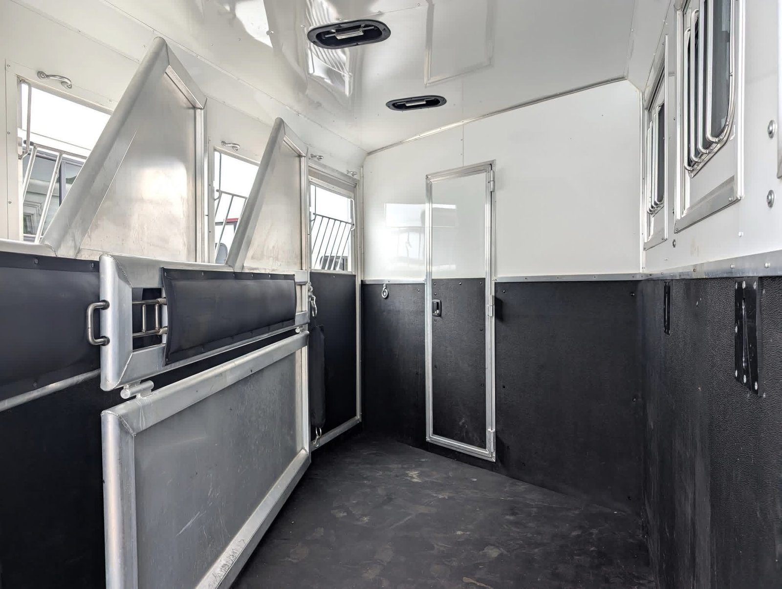 2016 Lakota Charger 3-Horse Slant Load with 11’ Living Quarters - Image 9