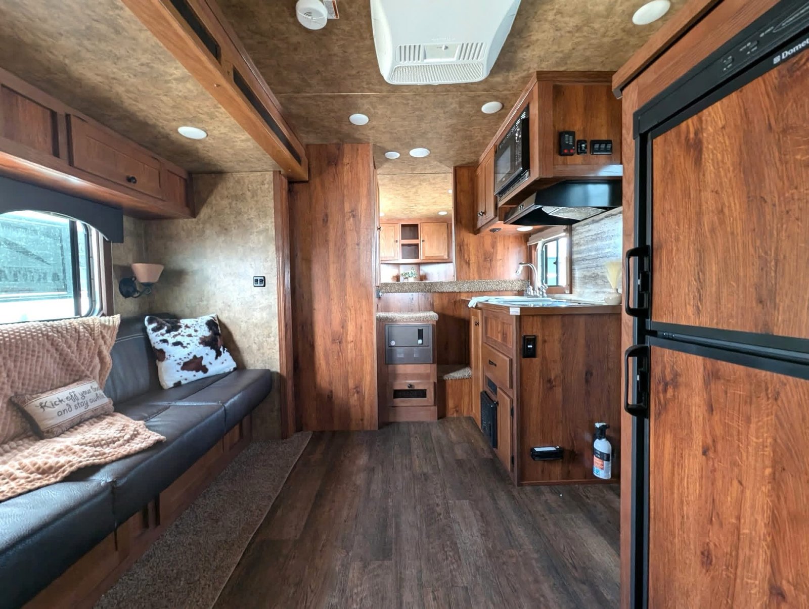 2016 Lakota Charger 3-Horse Slant Load with 11’ Living Quarters - Image 8