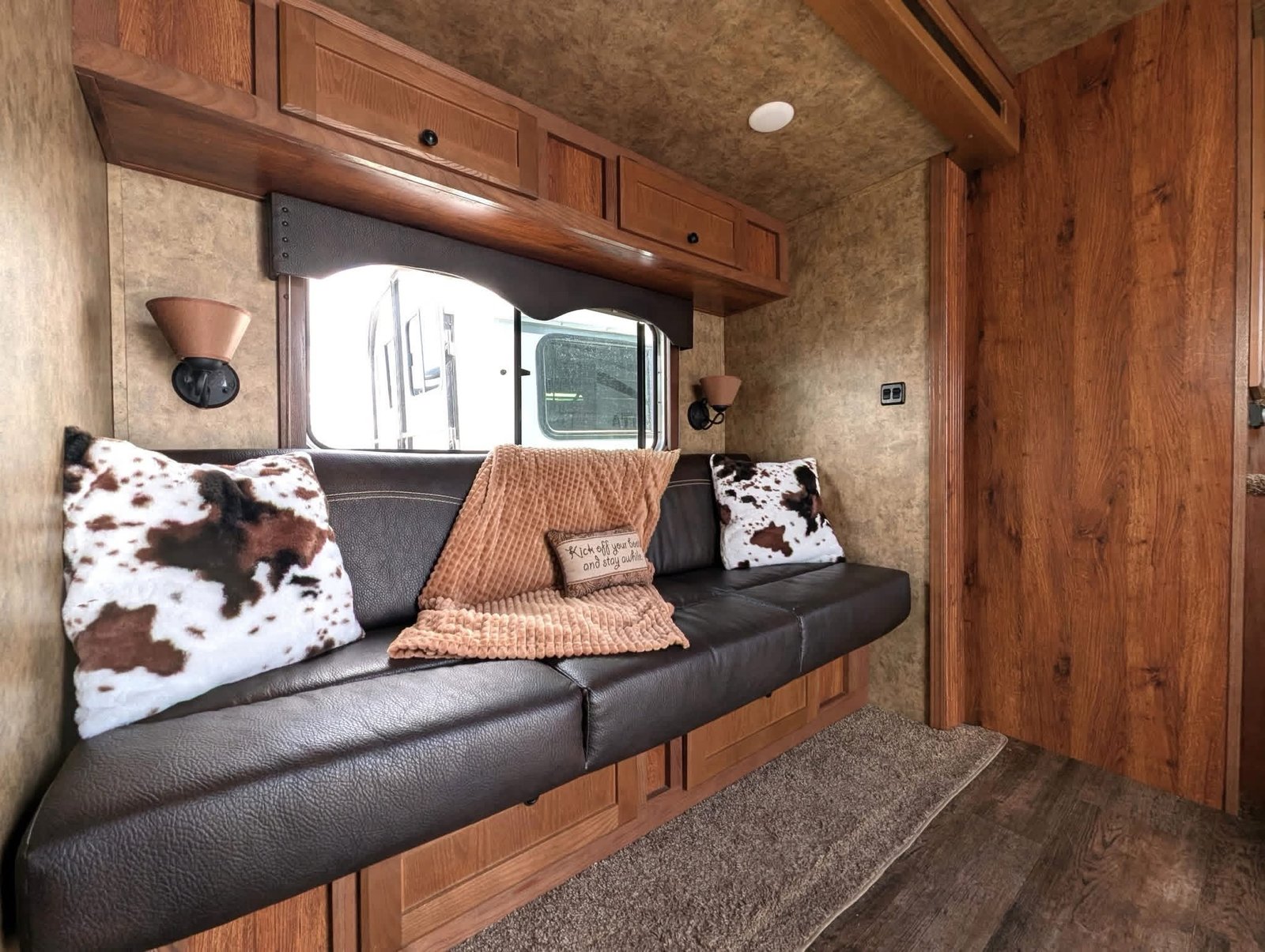 2016 Lakota Charger 3-Horse Slant Load with 11’ Living Quarters - Image 6