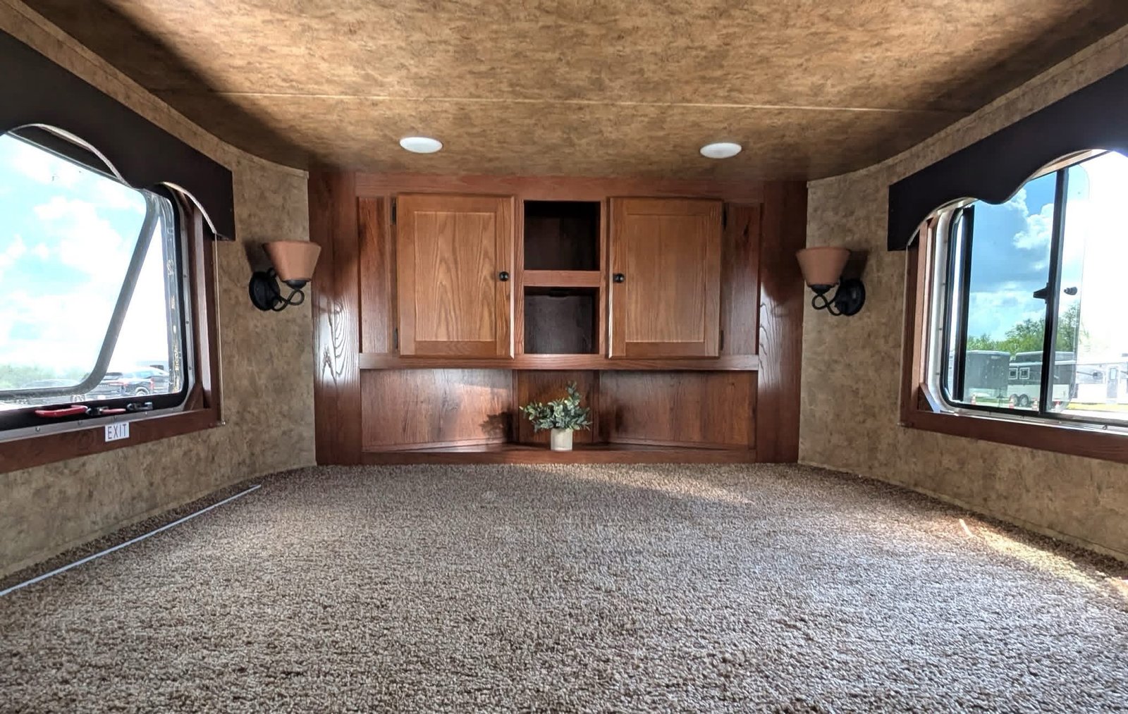 2016 Lakota Charger 3-Horse Slant Load with 11’ Living Quarters - Image 5
