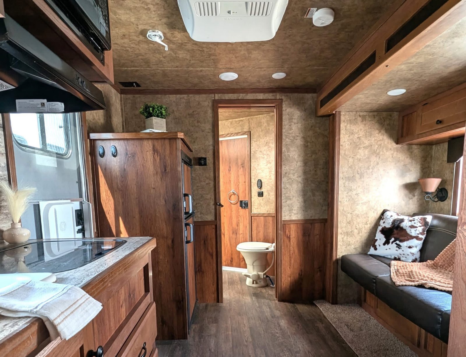 2016 Lakota Charger 3-Horse Slant Load with 11’ Living Quarters - Image 4