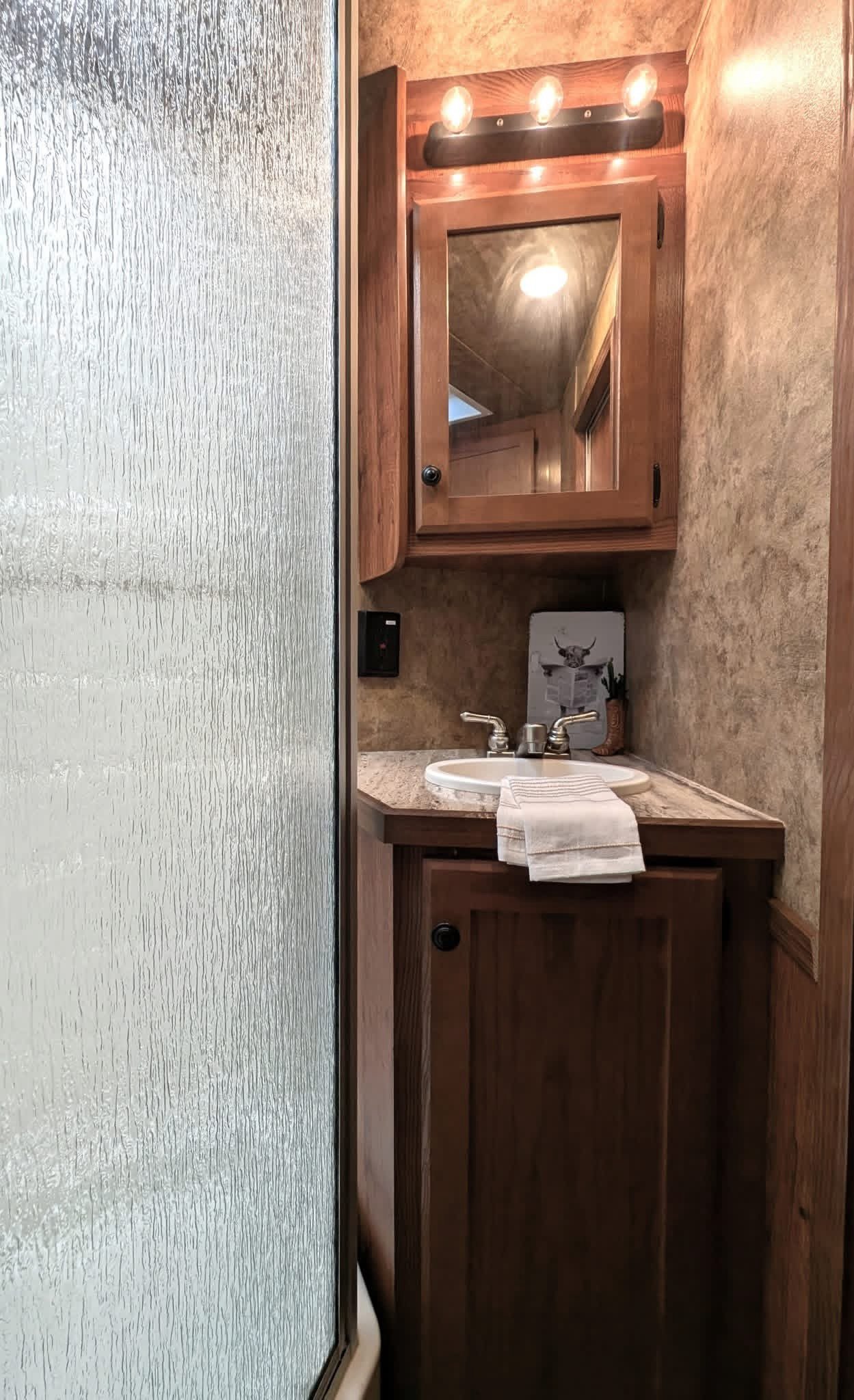 2016 Lakota Charger 3-Horse Slant Load with 11’ Living Quarters - Image 3
